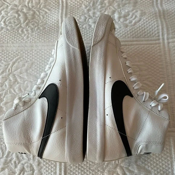Nike Blazer Mid '77 High Top Sneakers Black/White 4.5Y/6W
Basketball Vintage - Picture 6 of 9